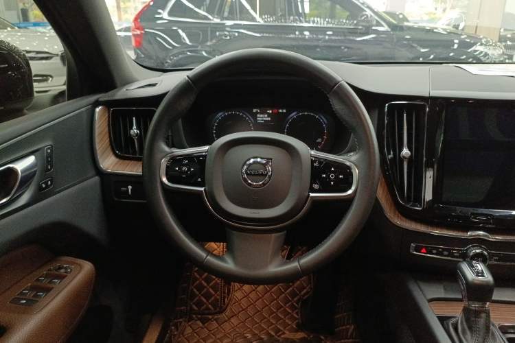 Used Volvo XC60 2021 T5 4x4 Smart Luxury Edition Steering Wheel