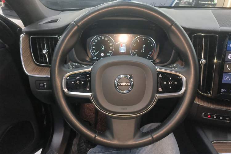 Used Volvo XC60 2021 T5 4x4 Smart Luxury Edition Steering Wheel