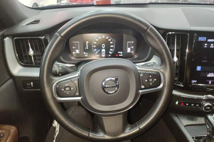 Used Volvo XC60 2021 T5 4x4 Smart Luxury Edition Steering Wheel