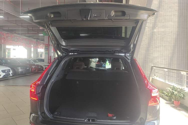 Used Volvo XC60 2021 T5 4x4 Smart Luxury Edition Trunk