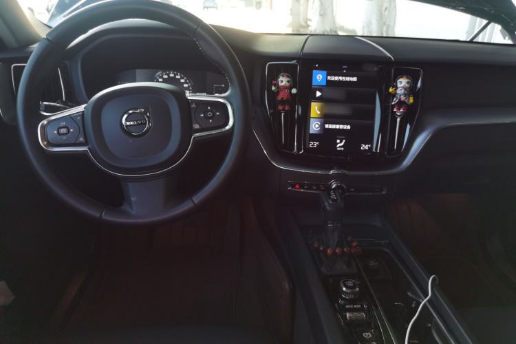 Used Volvo XC60 2021 T5 4x4 Smart Luxury Edition Center Console