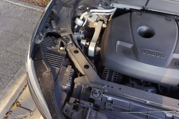 Used Volvo XC60 2021 T5 4x4 Smart Luxury Edition Engine Bay Right