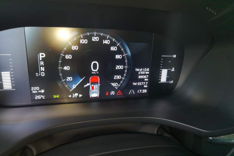 Used Volvo XC60 2021 T5 4x4 Smart Luxury Edition Odometer Close Up