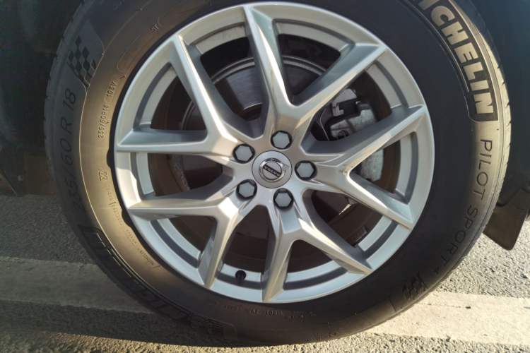 Used Volvo XC60 2021 T5 4x4 Smart Luxury Edition Right Front Wheel Hub