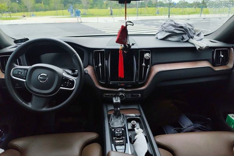Used Volvo XC60 2021 T5 4x4 Smart Luxury Edition Center Console