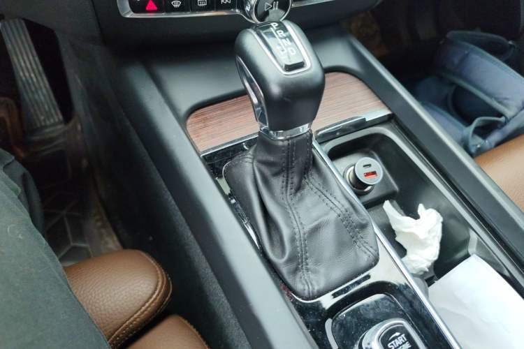 Used Volvo XC60 2021 T5 4x4 Smart Luxury Edition Gear Lever