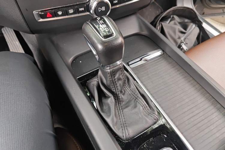 Used Volvo XC60 2021 T5 4x4 Smart Luxury Edition Gear Lever