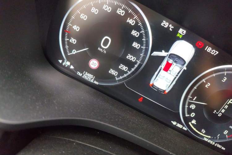 Used Volvo XC60 2021 T5 4x4 Smart Luxury Edition Odometer Close Up