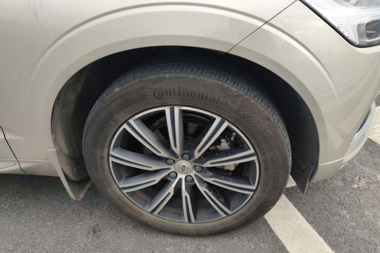 Used Volvo XC60 2021 T5 4x4 Smart Luxury Edition Right Front Wheel Hub