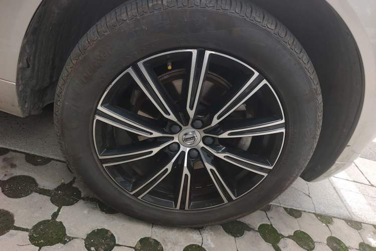 Used Volvo XC60 2021 T5 4x4 Smart Luxury Edition Right Front Wheel Hub