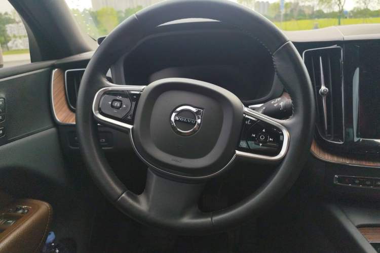 Used Volvo XC60 2021 T5 4x4 Smart Luxury Edition Steering Wheel