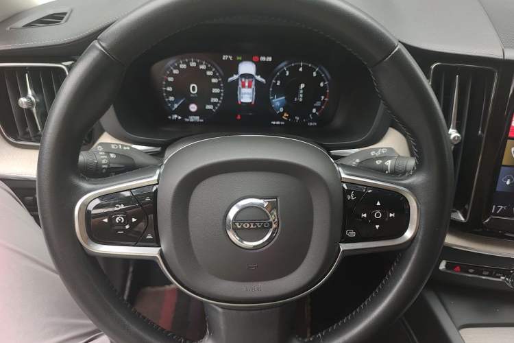 Used Volvo XC60 2021 T5 4x4 Smart Luxury Edition Steering Wheel