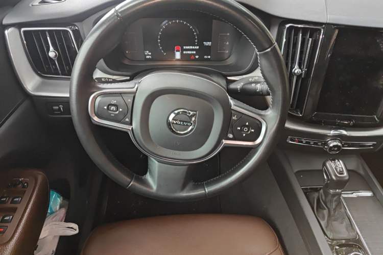 Used Volvo XC60 2021 T5 4x4 Smart Luxury Edition Steering Wheel