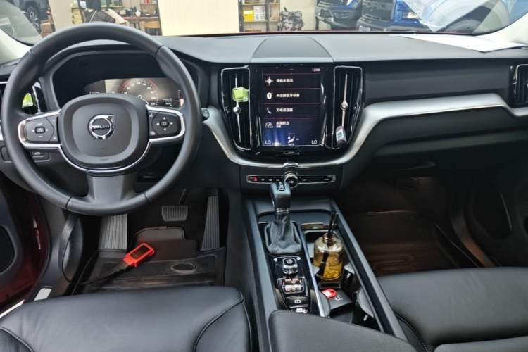 Used Volvo XC60 2021 T5 4x4 Smart Luxury Edition Center Console