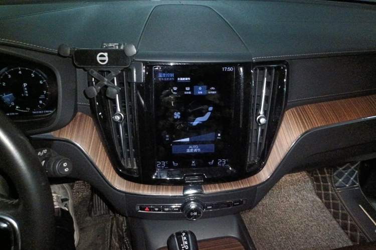 Used Volvo XC60 2021 T5 4x4 Smart Luxury Edition Audio And AC Panel