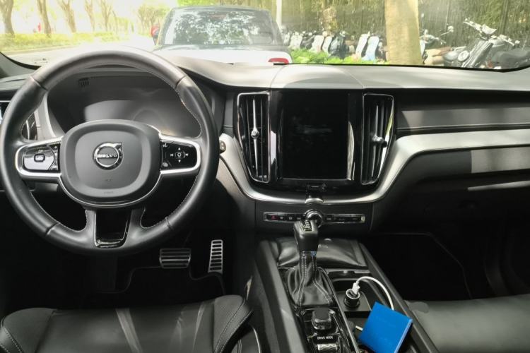 Used Volvo XC60 2021 T5 4x4 Smart & Advanced Sport Edition Center Console