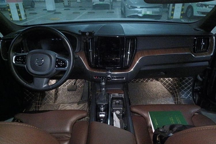 Used Volvo XC60 2021 T5 4x4 Smart Luxury Edition Center Console
