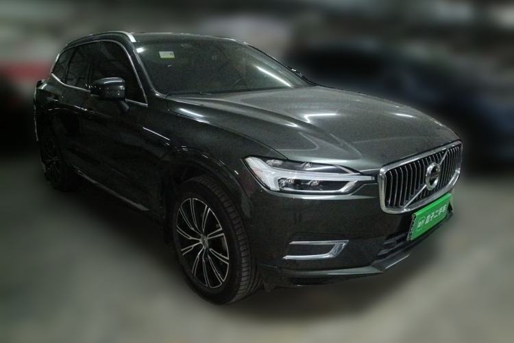 Used Volvo XC60 2021 T5 4x4 Smart Luxury Edition Front Right 45 Deg