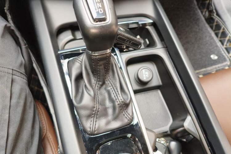 Used Volvo XC60 2021 T5 4x4 Smart Luxury Edition Gear Lever