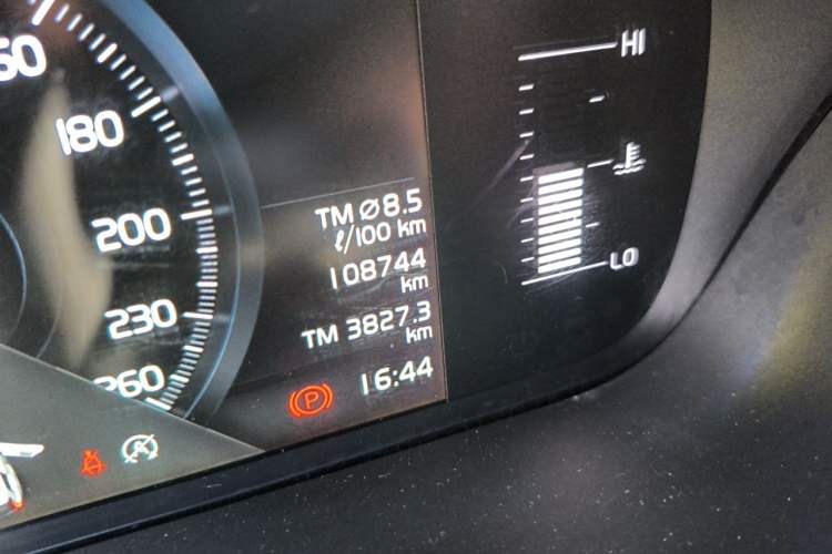 Used Volvo XC60 2021 T5 4x4 Smart Luxury Edition Odometer Close Up