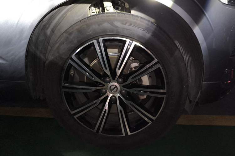 Used Volvo XC60 2021 T5 4x4 Smart Luxury Edition Right Front Wheel Hub