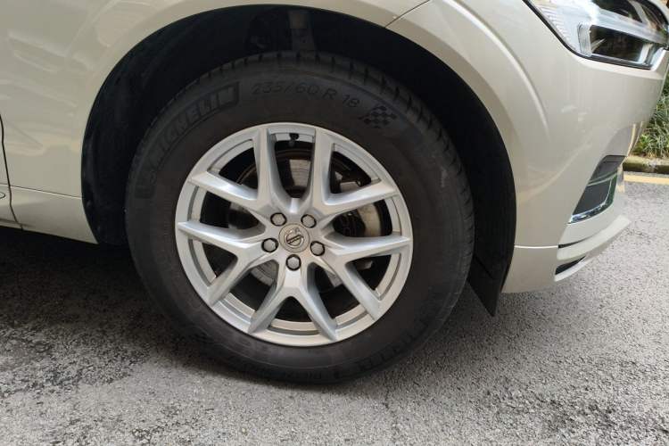 Used Volvo XC60 2021 T5 4x4 Smart Luxury Edition Right Front Wheel Hub