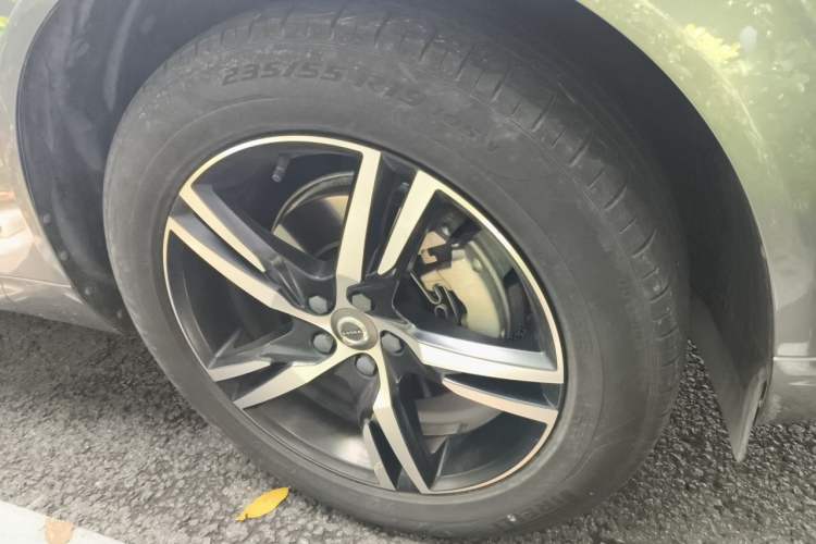 Used Volvo XC60 2021 T5 4x4 Smart & Advanced Sport Edition Right Front Wheel Hub