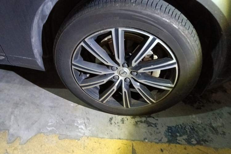 Used Volvo XC60 2021 T5 4x4 Smart Luxury Edition Right Front Wheel Hub