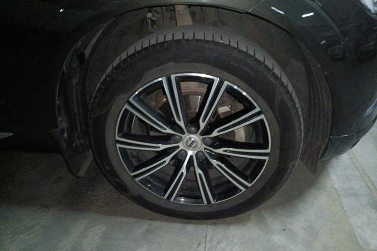 Used Volvo XC60 2021 T5 4x4 Smart Luxury Edition Right Front Wheel Hub