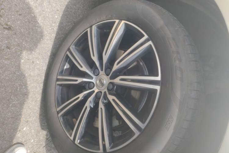 Used Volvo XC60 2021 T5 4x4 Smart Luxury Edition Right Front Wheel Hub