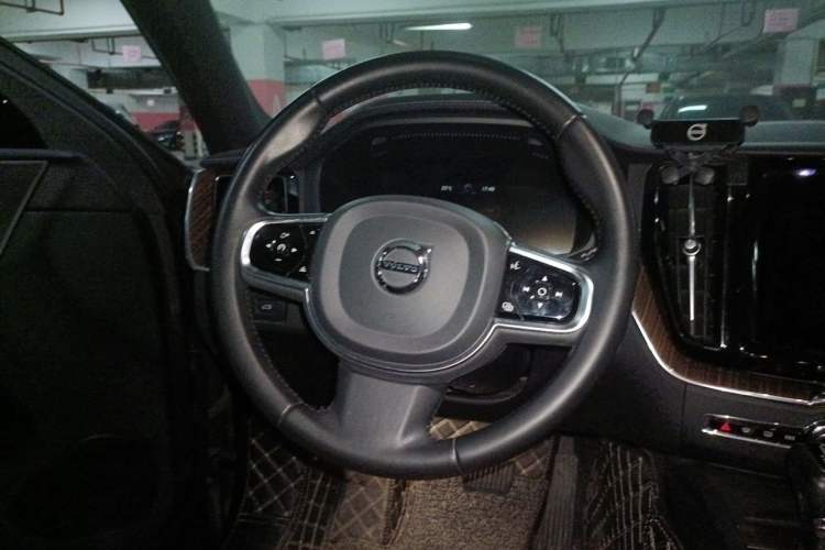 Used Volvo XC60 2021 T5 4x4 Smart Luxury Edition Steering Wheel