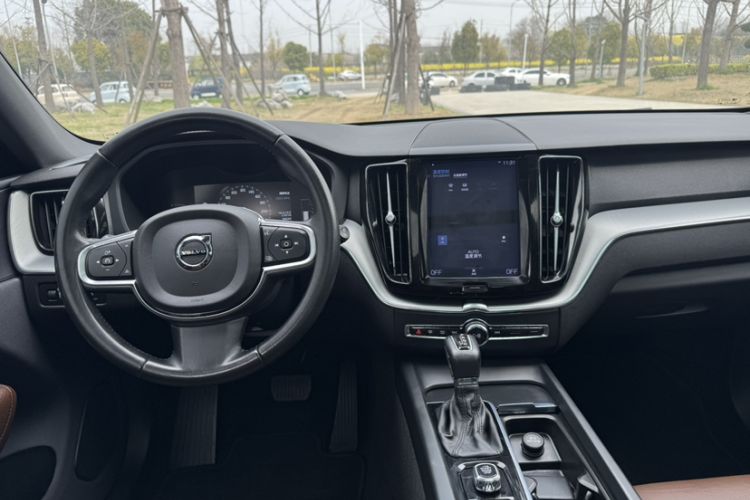 Used Volvo XC60 2021 T5 4x4 Smart Luxury Edition Audio And AC Panel