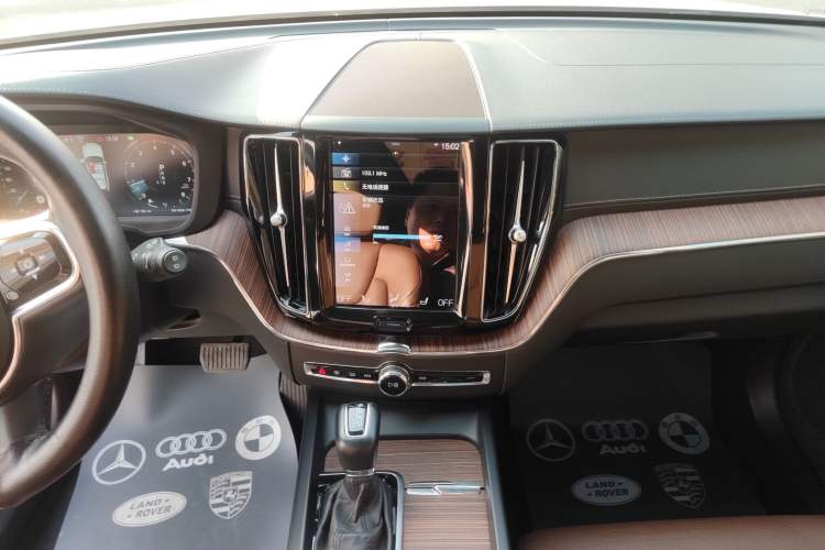Used Volvo XC60 2021 T5 4x4 Smart Luxury Edition Audio And AC Panel