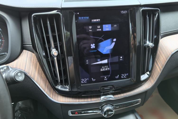 Used Volvo XC60 2021 T5 4x4 Smart Luxury Edition Audio And AC Panel
