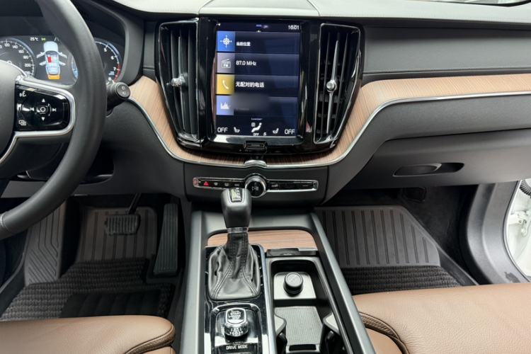 Used Volvo XC60 2021 T5 4x4 Smart Luxury Edition Audio And AC Panel