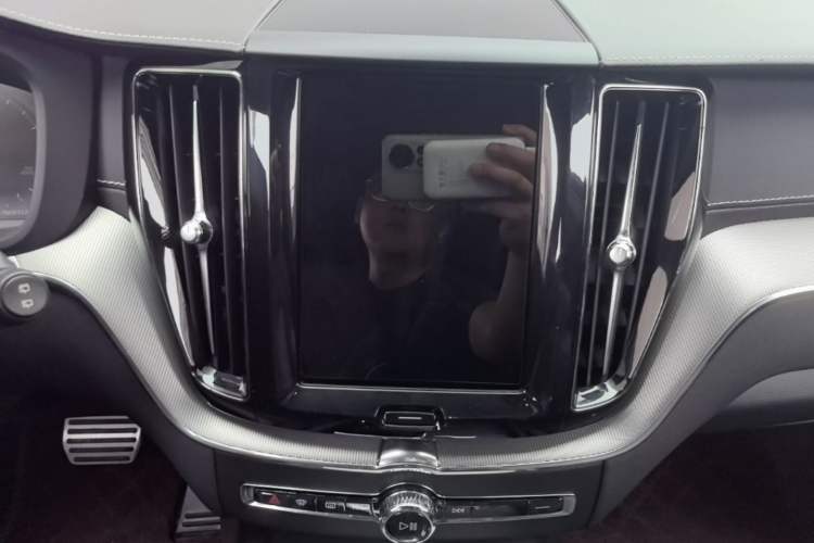 Used Volvo XC60 2021 T5 4x4 Smart & Advanced Sport Edition Audio And AC Panel