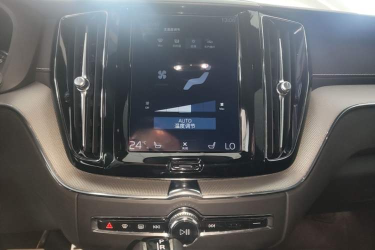 Used Volvo XC60 2021 T5 4x4 Smart & Advanced Sport Edition Audio And AC Panel