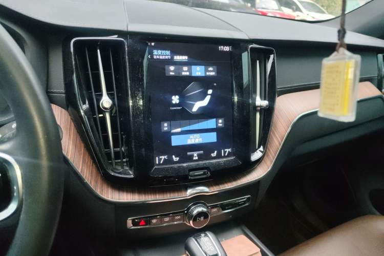 Used Volvo XC60 2021 T5 4x4 Smart Luxury Edition Audio And AC Panel
