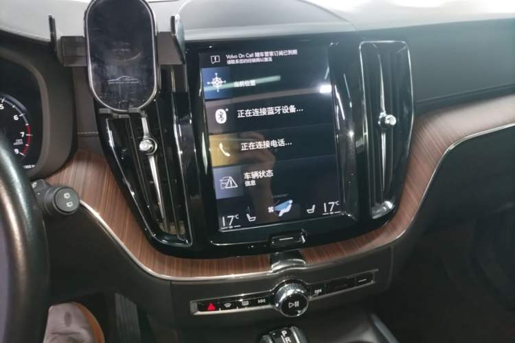 Used Volvo XC60 2021 T5 4x4 Smart Luxury Edition Audio And AC Panel
