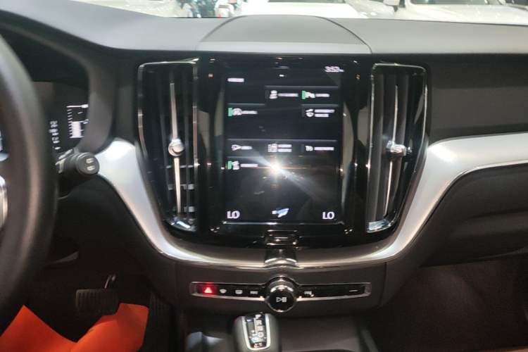 Used Volvo XC60 2021 T5 4x4 Smart Luxury Edition Audio And AC Panel