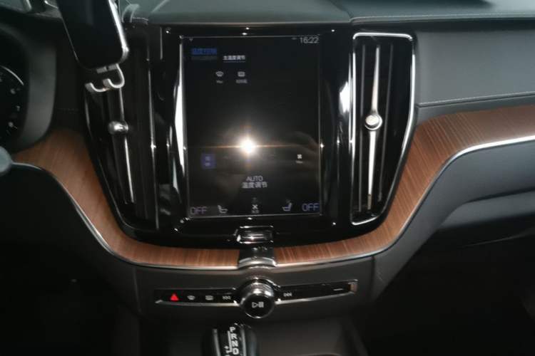 Used Volvo XC60 2021 T5 4x4 Smart Luxury Edition Audio And AC Panel