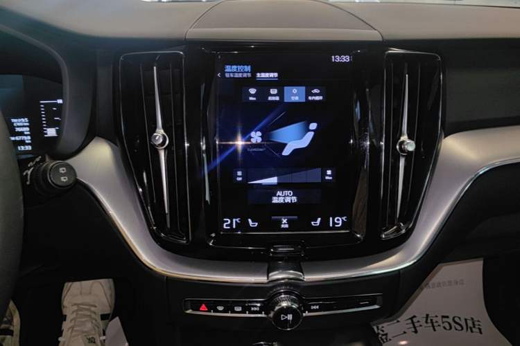 Used Volvo XC60 2021 T5 4x4 Smart Luxury Edition Audio And AC Panel