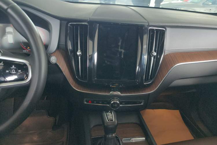 Used Volvo XC60 2021 T5 4x4 Smart Luxury Edition Audio And AC Panel