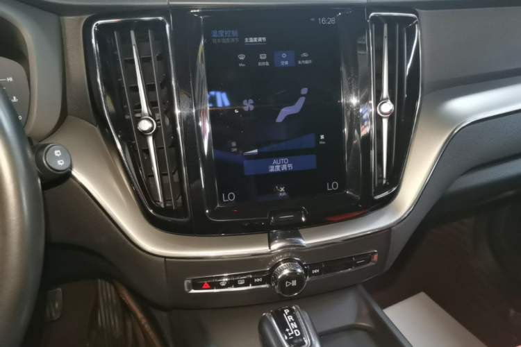 Used Volvo XC60 2021 T5 4x4 Smart Luxury Edition Audio And AC Panel