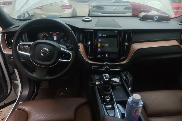 Used Volvo XC60 2021 T5 4x4 Smart Luxury Edition Center Console