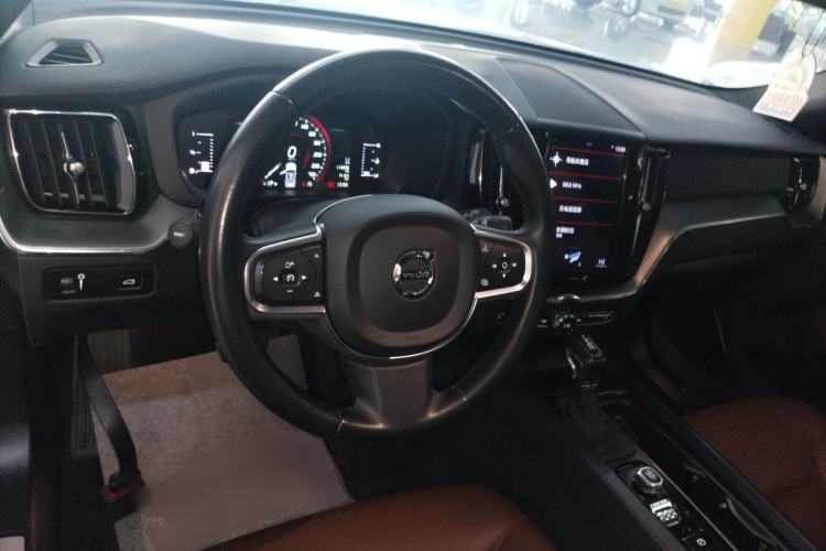 Used Volvo XC60 2021 T5 4x4 Smart Luxury Edition Center Console