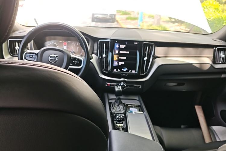 Used Volvo XC60 2021 T5 4x4 Smart & Advanced Sport Edition Center Console