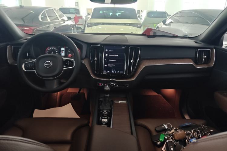 Used Volvo XC60 2021 T5 4x4 Smart Luxury Edition Center Console