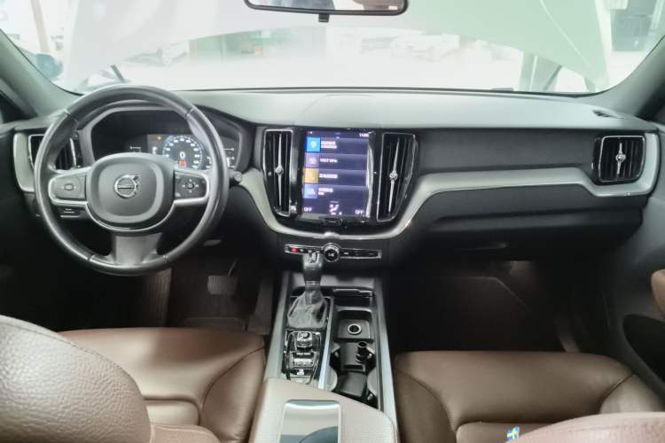 Used Volvo XC60 2021 T5 4x4 Smart Luxury Edition Center Console