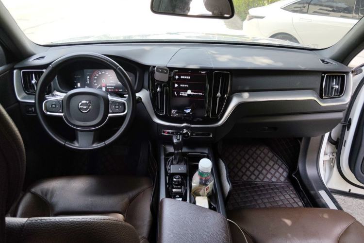 Used Volvo XC60 2021 T5 4x4 Smart Luxury Edition Center Console